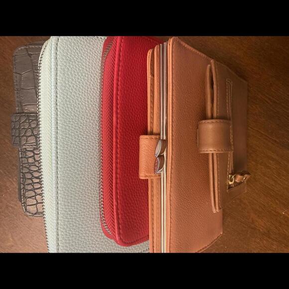 Assorted Women's Wallets - Stylish & Functional Collection - Picture 6 of 7